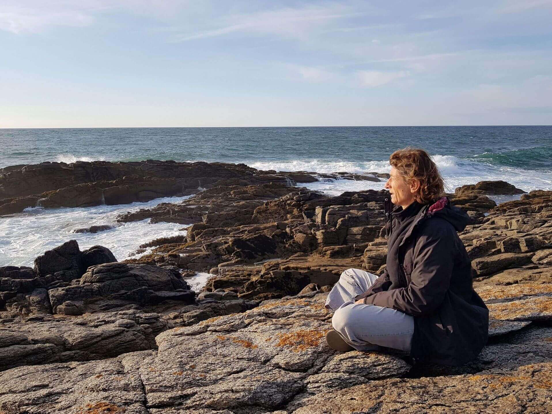 Méditation dans la nature Méditation sur un rocher en bord de mer
